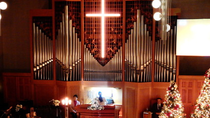 日山教会音楽師のパイプオルガン演奏